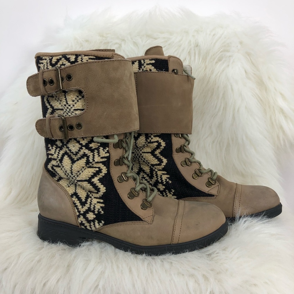 Kelsi Dagger Ilya snowflake boots. Size 8.5